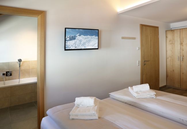 Doppelbettzimmer Badezimmer Schlafen Fernseher Schrank